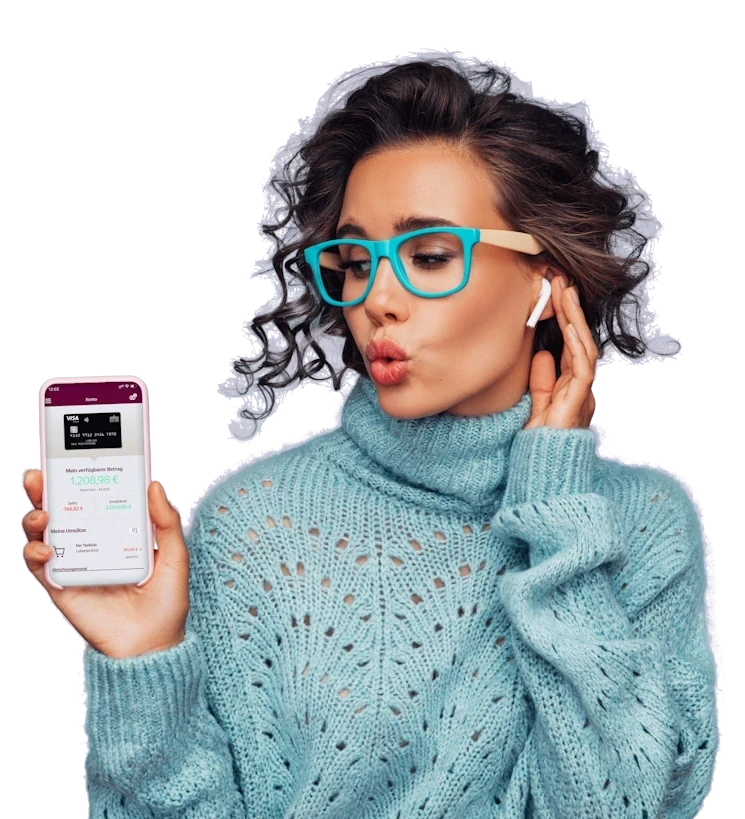 Frau von vorne, sieht auf das Handy in ihrer rechten Hand.